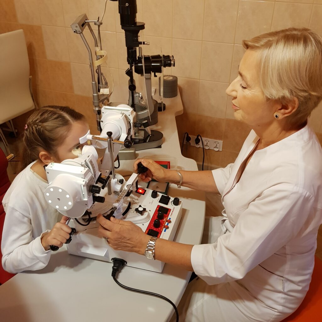 Badanie wzroku dziecka w gabinecie w Tarnowie