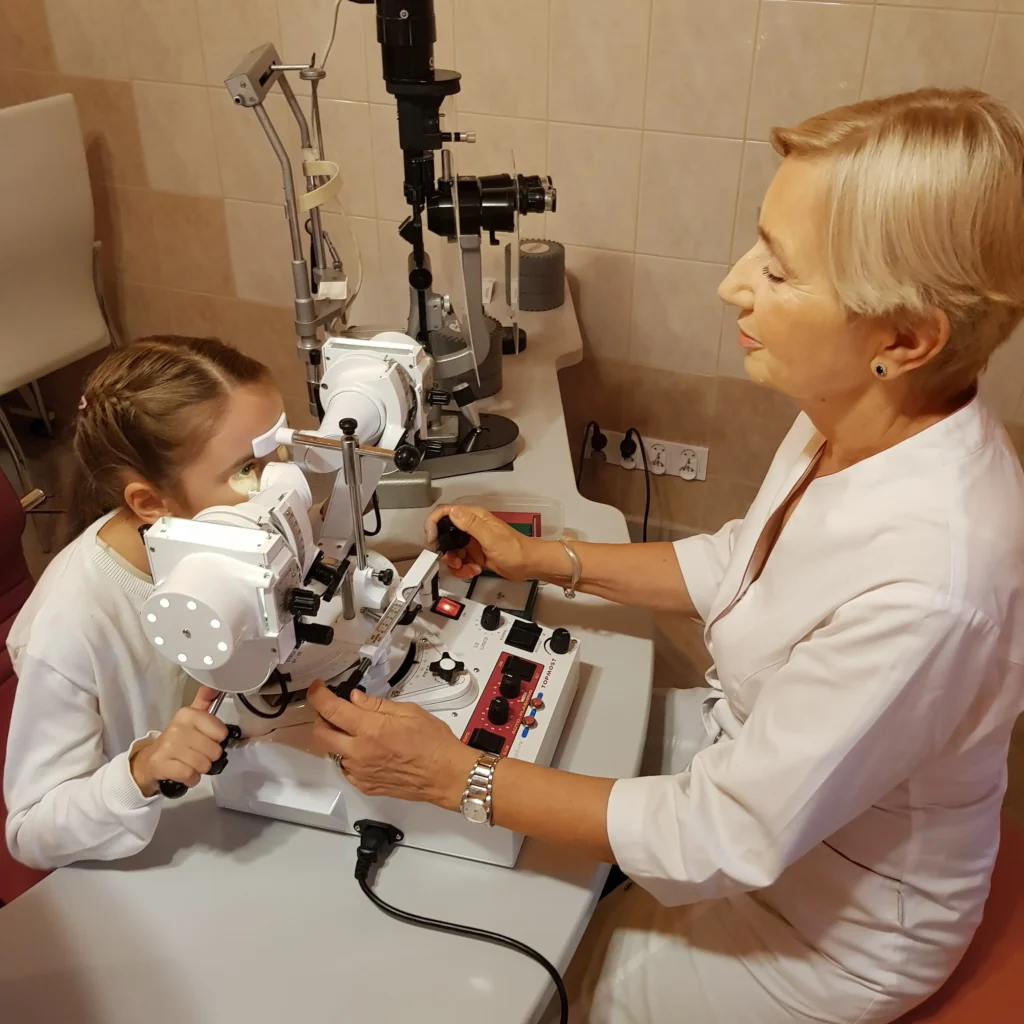 Badanie wzroku dziecka w gabinecie w Tarnowie