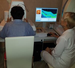 Okulista w Tarnowie wykonuje badanie OCT siatkówki – nowoczesna diagnostyka chorób oczu.
